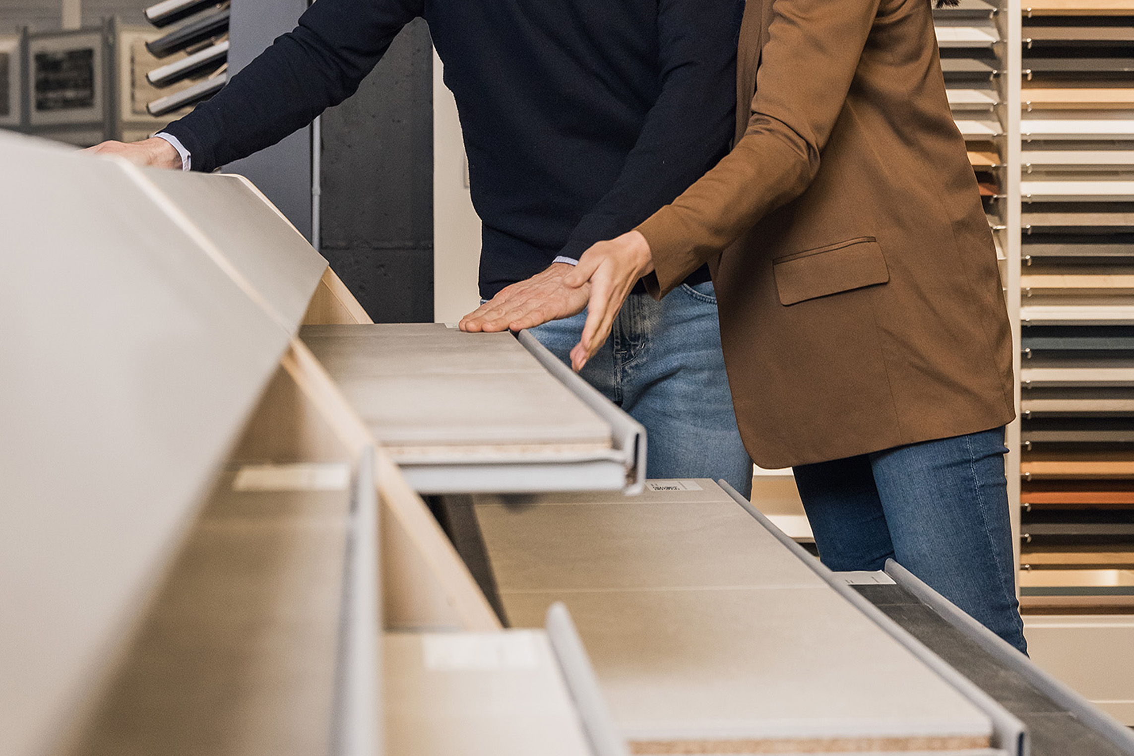 In de toonzaal van De Woonwaaier kiest een koppel uit een ruime selectie tegels.