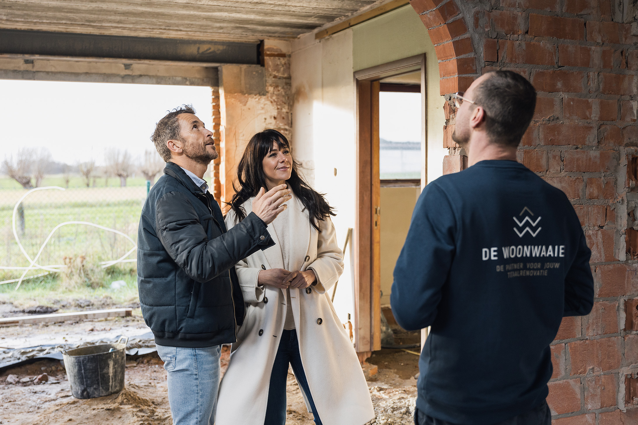 Een koppel bezoekt de werf van hun vernieuwbouw.